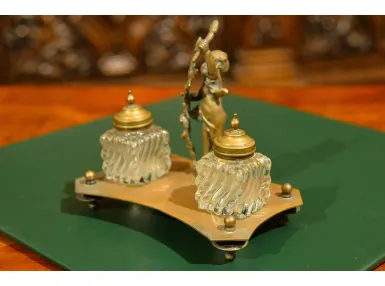 OZDOBNY KAŁAMARZ MOSIĘŻNY Z PUTTEM ok. 1920r