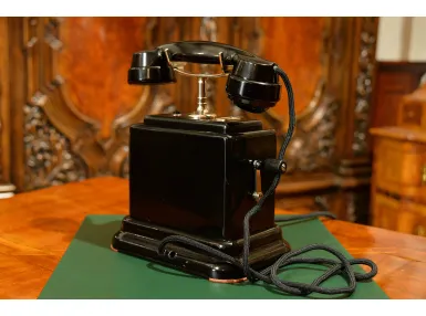 STARY TELEFON ERICSSON NA KORBKĘ Z POCZĄTKU XXw ok. 1930r