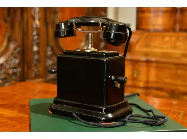 STARY TELEFON ERICSSON NA KORBKĘ Z POCZĄTKU XXw ok. 1930r