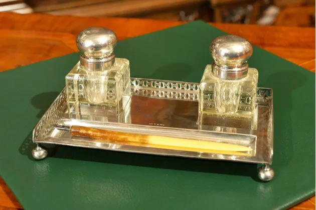 SREBRNY KAŁAMARZ ZE SZKLANYMI POJEMNIKAMI 1912r