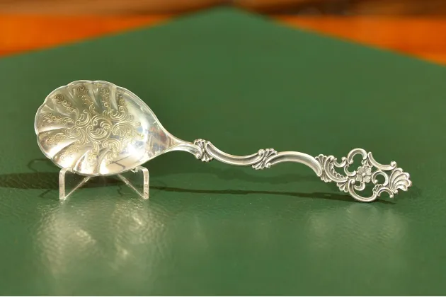 DEKORACYJNA ŁYŻECZKA DO CUKRU SREBRO 830 ok. 1920r