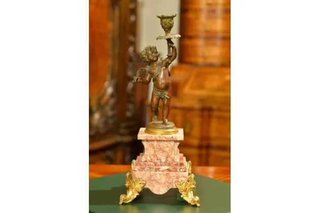 ŚWIECZNIK PUTTO NA MARMUROWEJ PODSTAWIE ok. 1870r