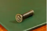 PIECZĘĆ LAKOWA Z MONOGRAMEM ok. 1900r /1/