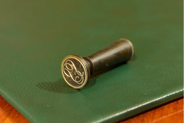 PIECZĘĆ LAKOWA Z MONOGRAMEM ok. 1900r /1/