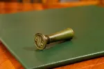 PIECZĘĆ LAKOWA Z MONOGRAMEM ok. 1900r /2/