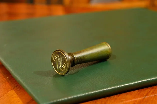 PIECZĘĆ LAKOWA Z MONOGRAMEM ok. 1900r /2/