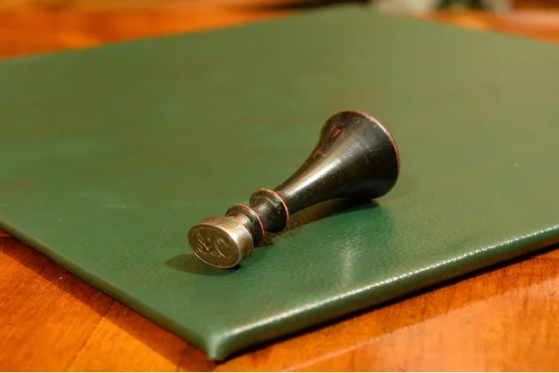 PIECZĘĆ LAKOWA Z MONOGRAMEM ok. 1900 /3/