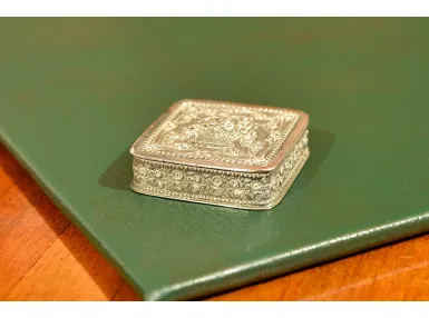 OZODBNY PIGULARZ TABAKIERKA PUZDERKO SREBRO 51g ok. 1900r
