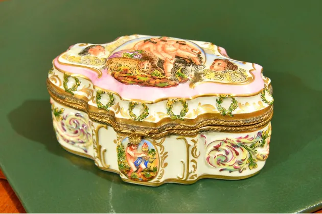RELIEFOWA SZKATUŁKA PORCELANOWA VOLKSTEDT ok. 1945r