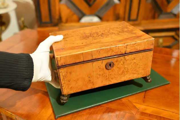 DREWNIANA SZKATUŁKA NA LWICH ŁAPACH BIEDERMEIER ok. 1830r
