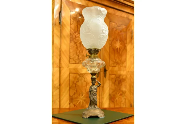 LAMPA NAFTOWA NA FIGURALNEJ PODSTAWIE ok. 1920r