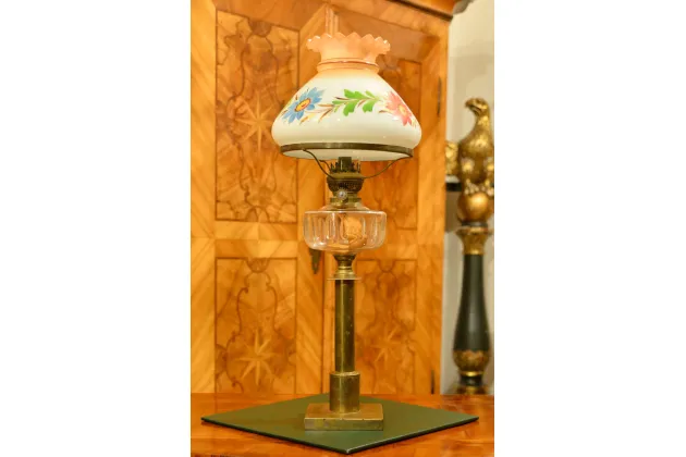 WYSOKA LAMPA NAFTOWA Z MALOWANYM KLOSZEM ok. 1920r